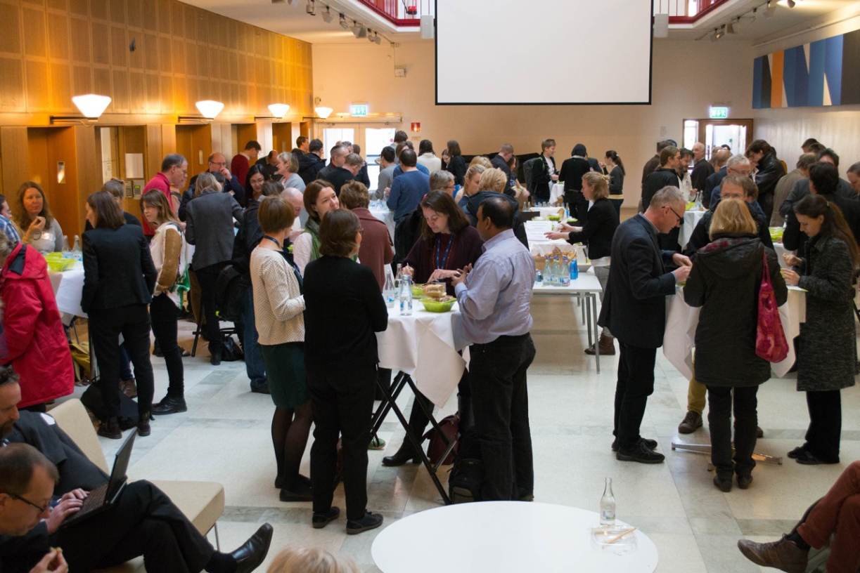 People talking at a lunch mingle at KTH conference SoTL 2015
