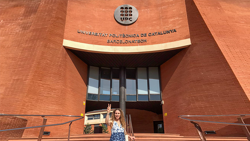 Christina framför huvudbyggnaden på UPC Barcelona under sitt personalutbyte.