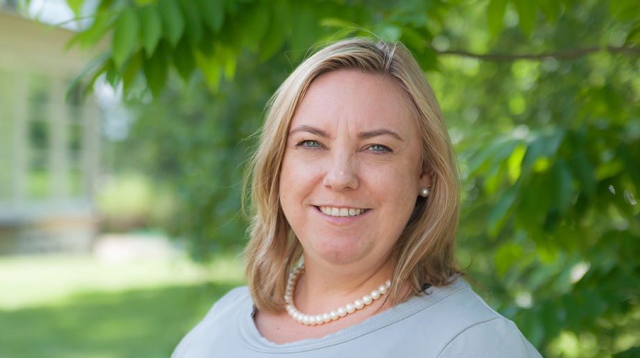 Portrait of Johanna Strömgren with a green tree in the background.