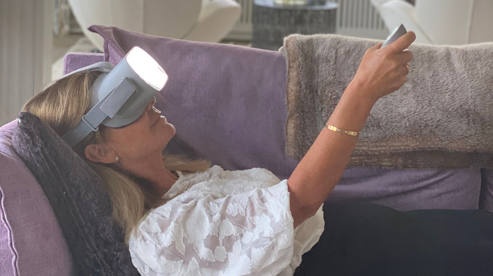 Anna Blendow i soffa med VR-glasögon