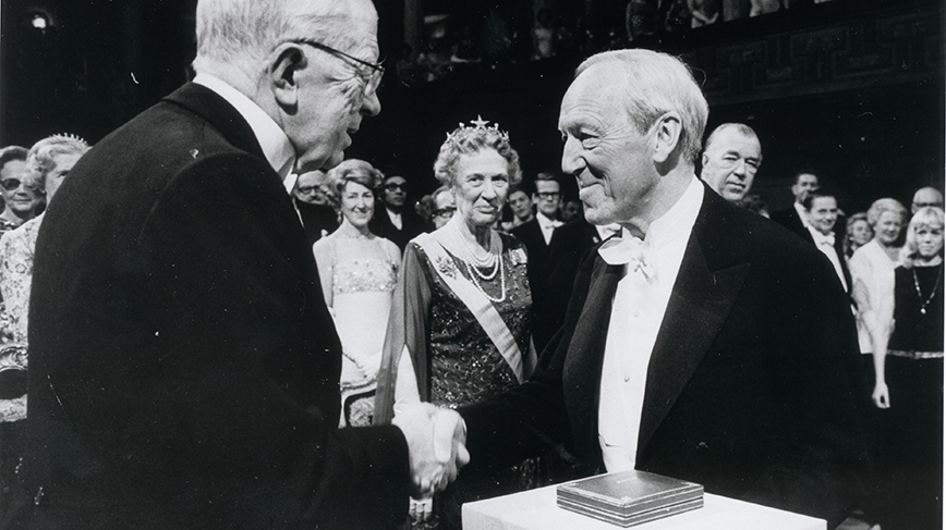 Kung Gustav VI Adolf överlämnar Nobelpriset i fysik till Hannes Alfvén 1970