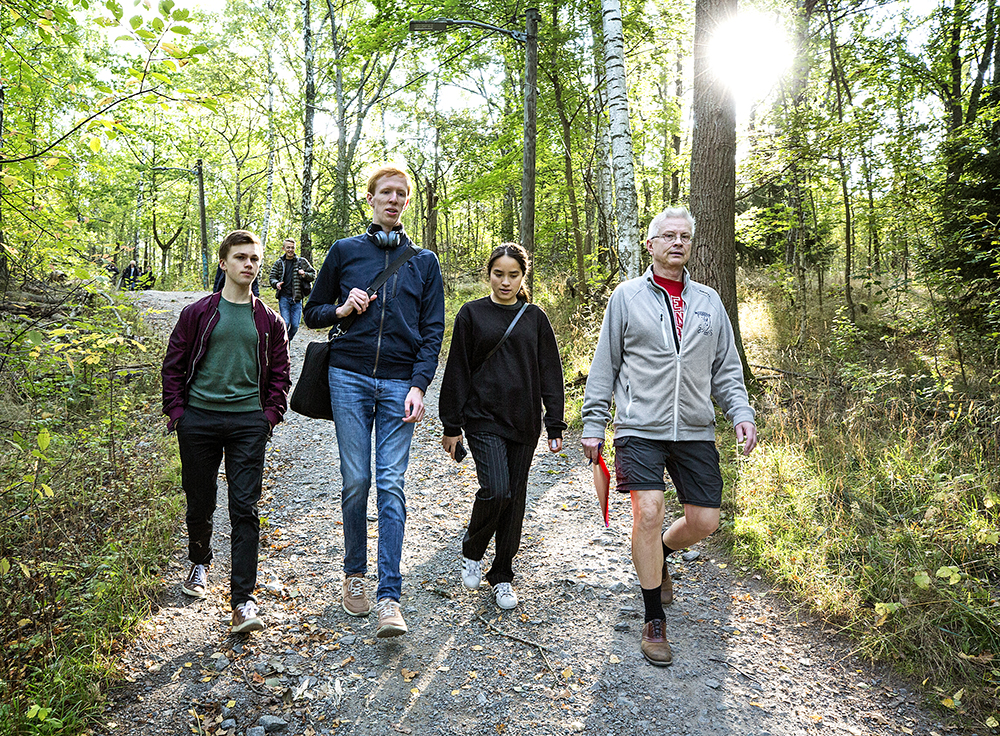 Olle Bälter är ute på promenadseminarium med en grupp studenter.