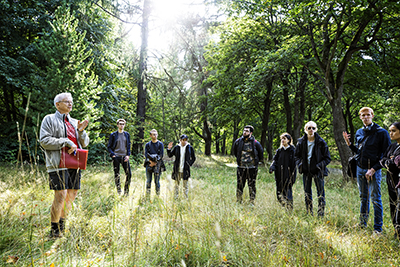 Olle Bälter och studenter samlas i storgrupp under ett promenadseminarium.
