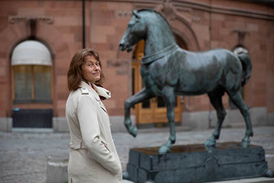 Sara Mazur bredvid häststaty utomhus
