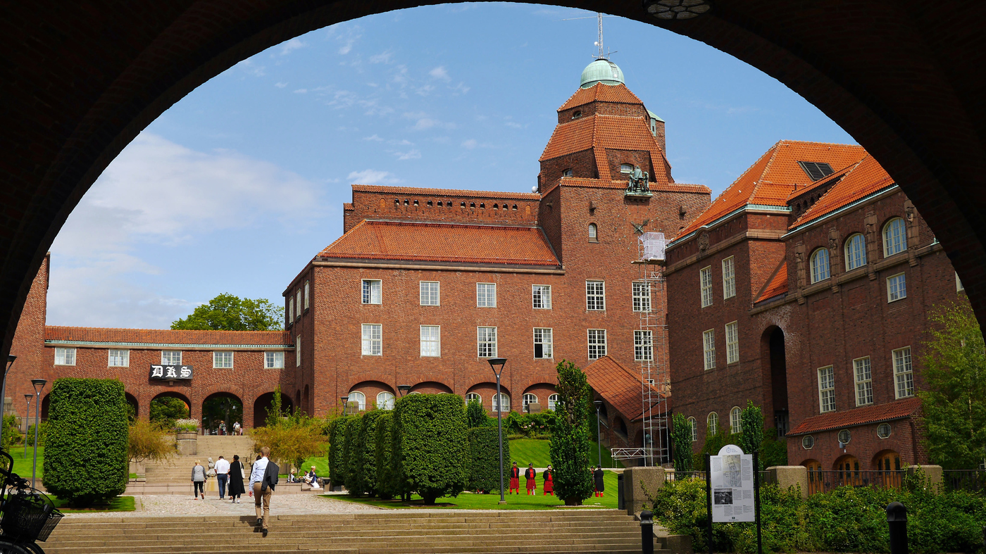 Borggården på campus genom valvet