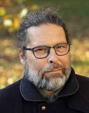 På bilden syns KTH-forskaren Jens Edlund. I bakgrunden syns höstlöv.