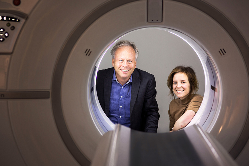 Two researchers, Mats Danielsson and Moa Yveborg, look in through a computer tomograph.