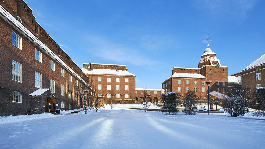 Vinterbild: tegelbyggnader på KTH Campus