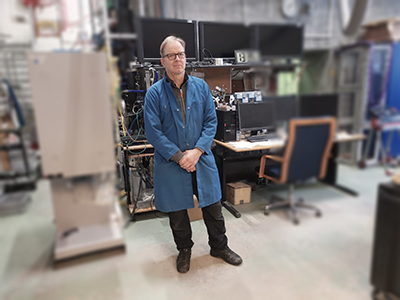 Per Sköld, i ett av Avdelningen för kärnkraftssäkerhets labb. Foto: Andrei Komlev