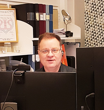 A man sitting in front of his computerscreen in the office.