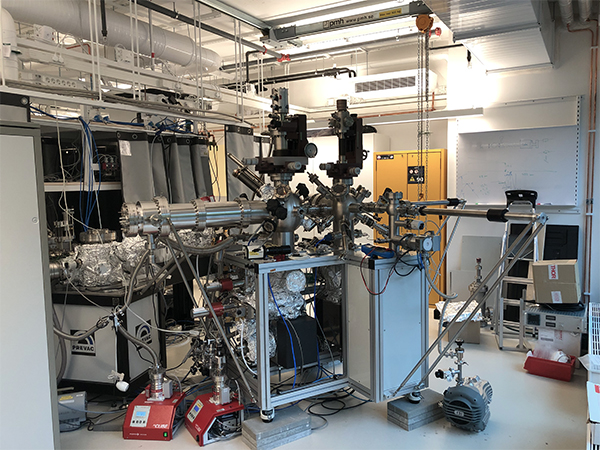 Vacuum system with electron analyzer, sample manipulator, cryostat etc. for Angle Resolution Photoel