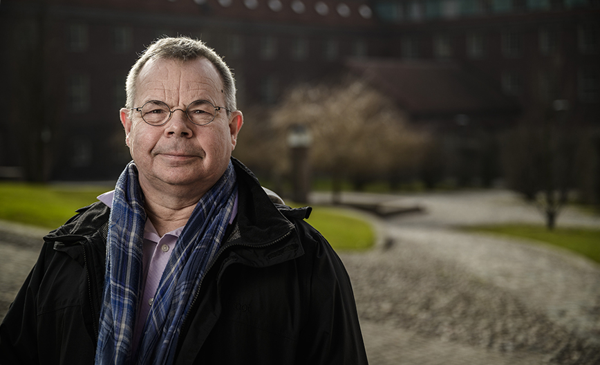 Porträtt i miljö. Per Lundqvist i förgrunden gräsmatta i bakgrunden.