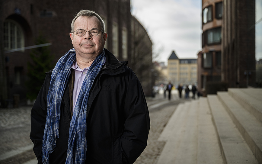 Portrait of Per Lundqvist in front av a lawn.