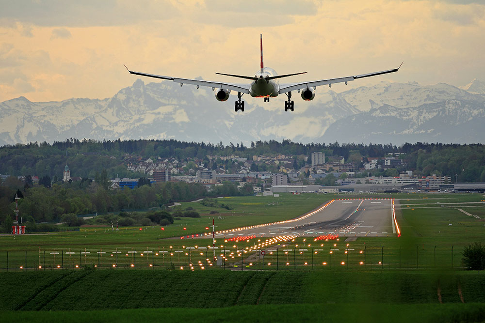 Ett passagerarflygplan går in för landning