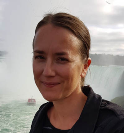 Porträttbild: En kvinna framför ett vattenfall