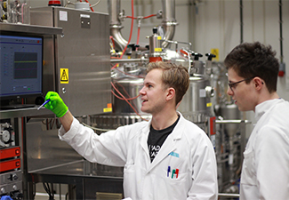 Studenter i laboratorium.