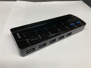 Foto på en stor USB-hub med bara uttag för USB-A.