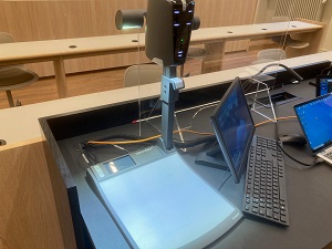Foto av dokumentkamera i en sal, inkopplad till bärbar dator.