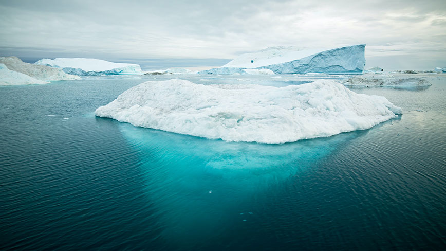 Ett isberg i havet vid Nordpolen.