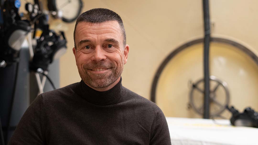 Rickard Ånell i en tryckkammare.