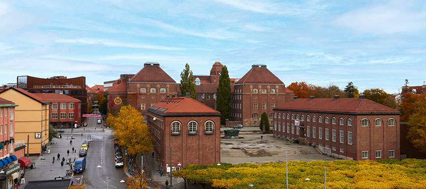 KTH Campus med röda tegelhus under hösten.