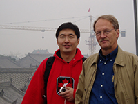 Forskare Xiaoliang Ma och tidigare centrumföreståndare Ingmar Andreasson på konferens i Xi'an, Kina.