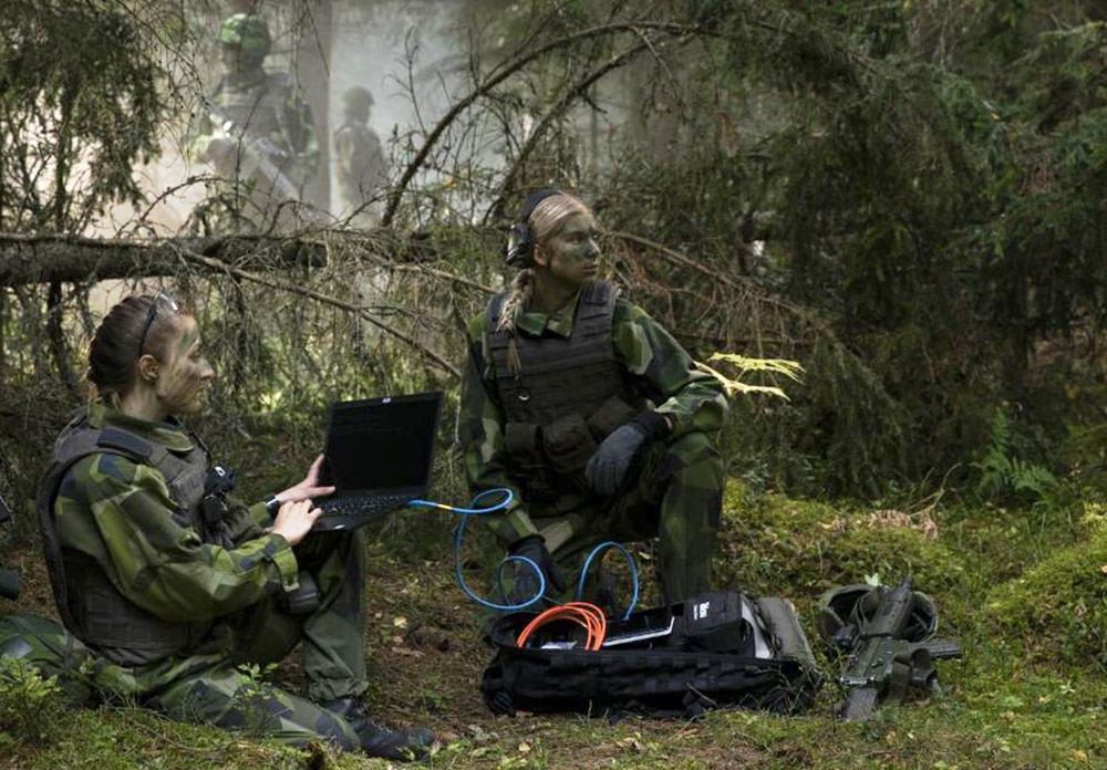 två cybersoldater i skogen
