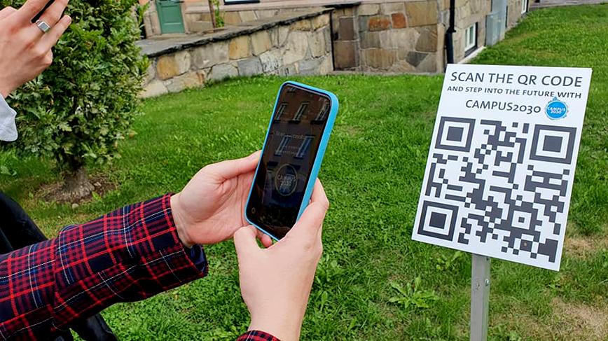 En QR-kod vid KTH-huset på Brinellvägen 8 som man kan scanna för att komma till appen Campus2030.