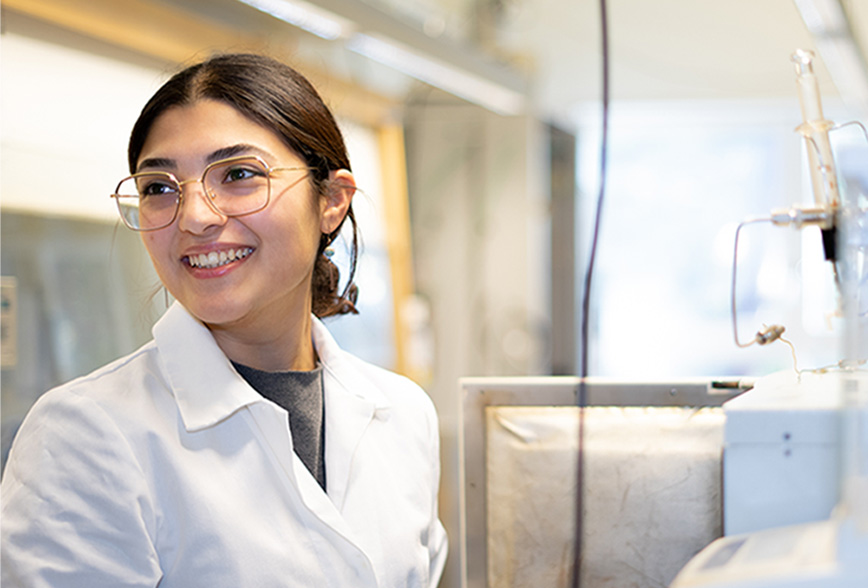 Woman researcher in lab.