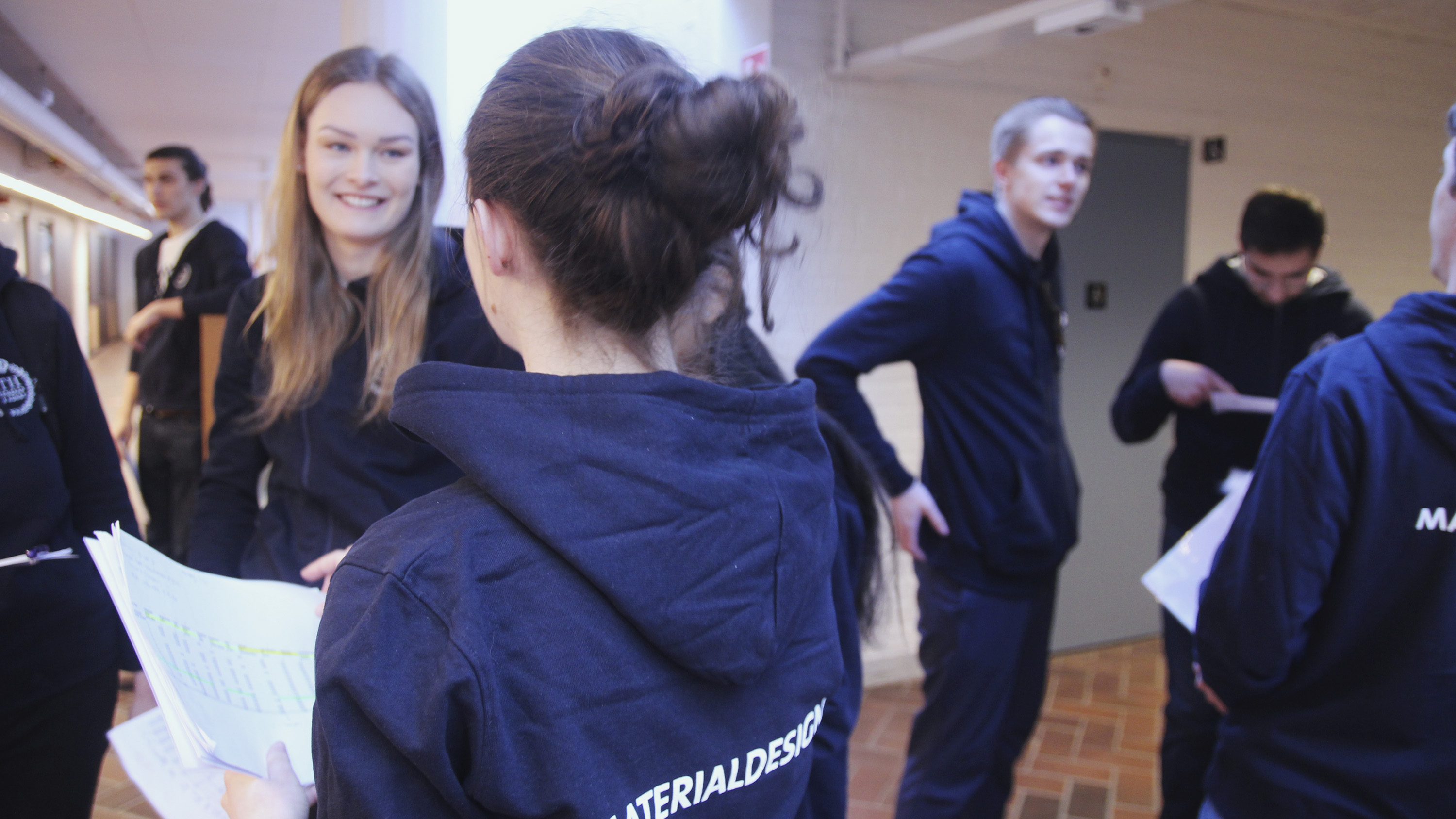 Studenter med materialdesigntröjor i grupp.