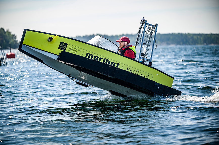 En testmodell av en fritidsbåt framförs av en person i havsmiljö.