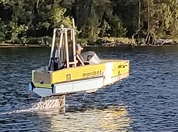 Testmodell av fritidsbåt framförs i havsmiljö.