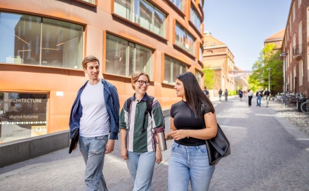 Tre studenter går nedför Osquars backe på KTH Campus