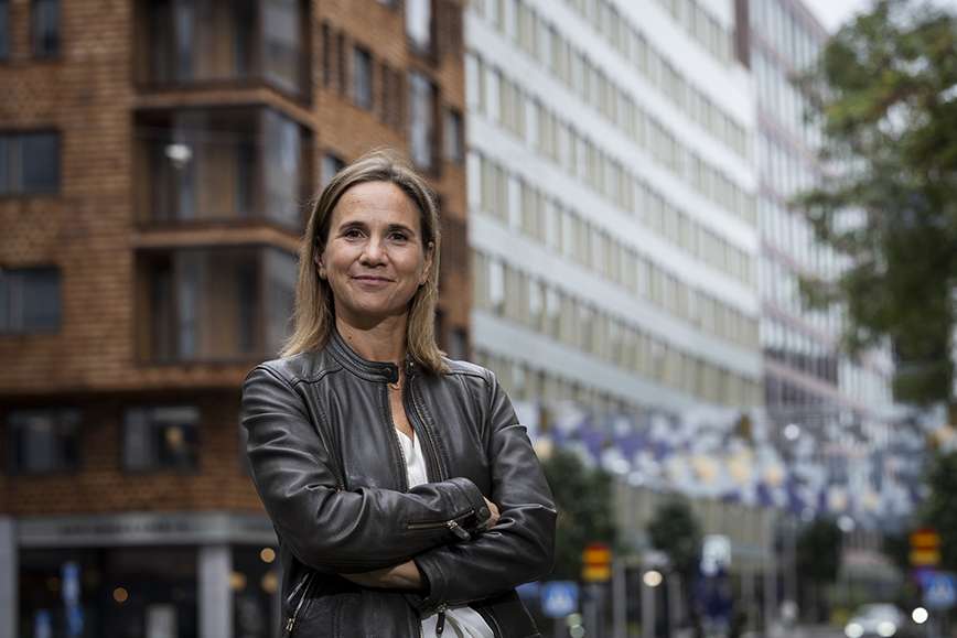 Johanna Skogestig in front of city buildings
