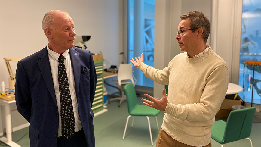 KTH:s nye rektor Anders Söderholm och Anders Cajander under ett studiebesök på Campus Flemingsberg.
