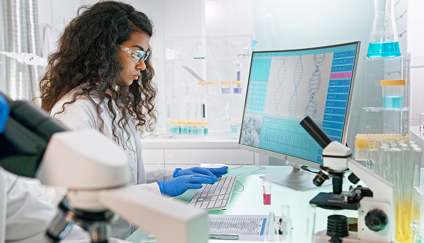 A woman in a lab analysing DNA.