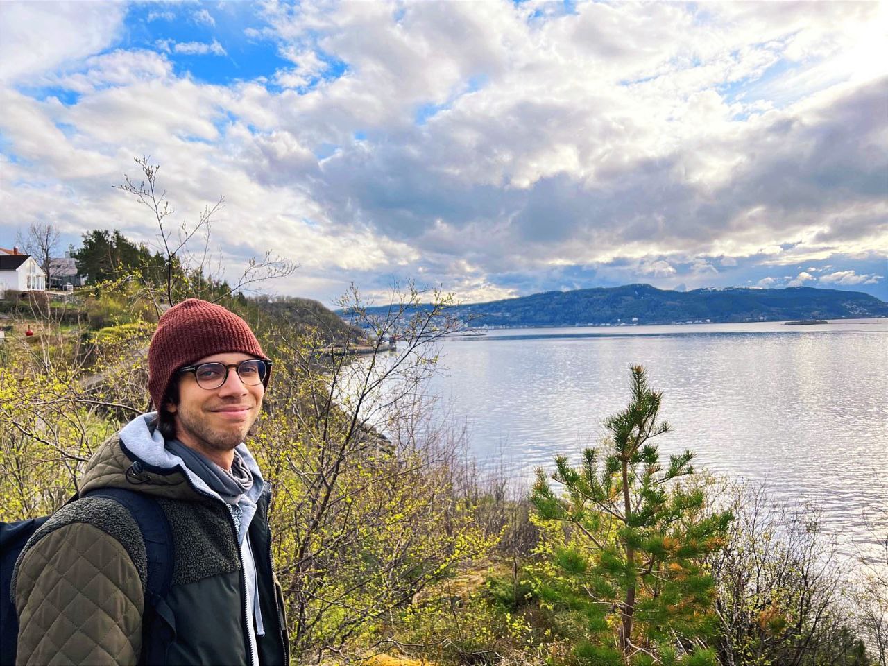 Elias Zea, assistant professor at KTH Engineering Mechanics, in front of a lake