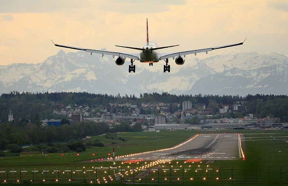 flygplan som landar på flygplats
