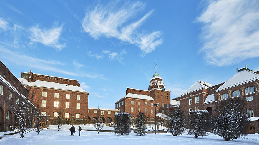 KTH campus i snö med blå himmel.