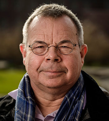 Portrait photo: A man wearing glasses.