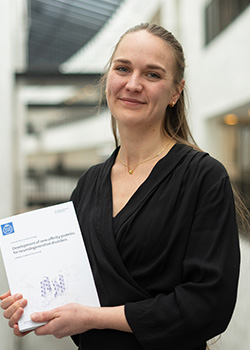 Kvinna som håller en avhandling.