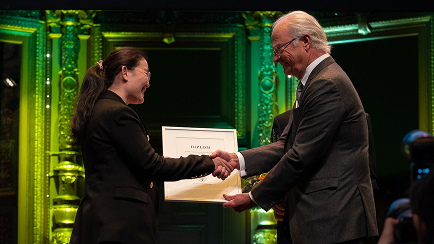 Yuanyuan Li skakar hand med Kung Carl XVI Gustaf.