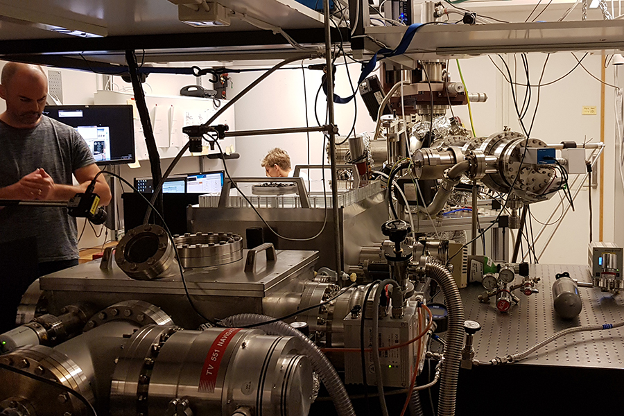 Forskare jobbar med instrument i labbet