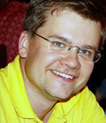 Dmitry Grishenkov ler i gul skjorta