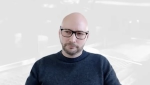 Skärmdump från Zoomfönstret på Stefan med glasögon och mörk tröja.