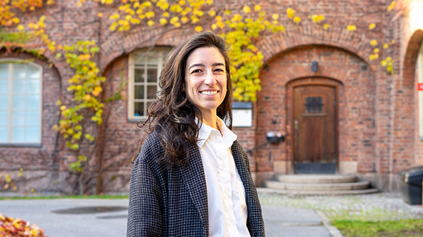 Leende kvinna utomhus.