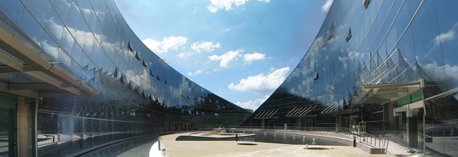 En byggnad gjord av glas på Nanyang Technological University.