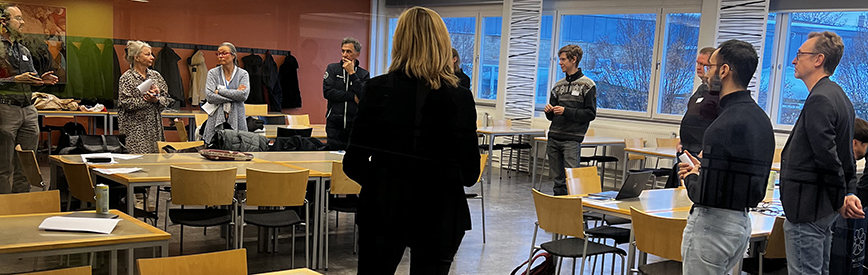 Flera som stå upp i ett klassrum