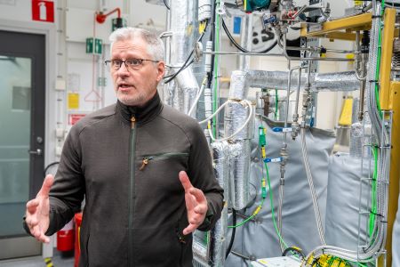 Christer Rosén visade avdelningens mindre reaktor för förbränning, förgasning eller pyrolys.