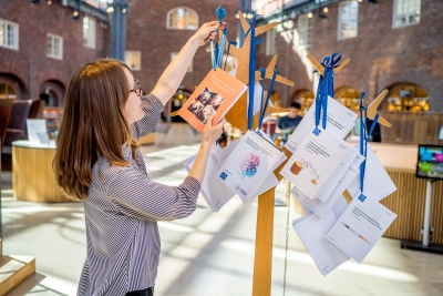 Doktorand hänger upp sin avhandling